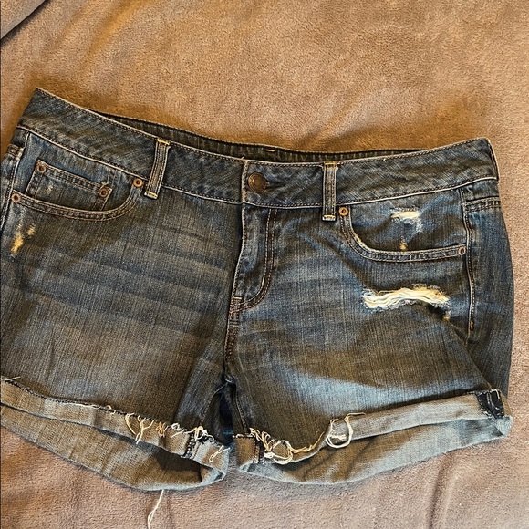 Distressed Denim American Eagle Shorts like new!! - Picture 1 of 10